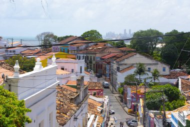 Olinda / Brazil: 09 / 02 / 2018: 15 Aralık 2013 'te Brezilya' nın Recife kenti yakınlarındaki Olinda caddelerindeki renkli ev cepheleri. Tarihi Olinda kasabası, dünya mirası olan UNESCO tarafından kabul ediliyor..