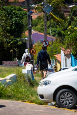 Recife, Pernambuco / Brazil 08 / 02 / 2018: Recife Antigo sokaklarında güneşli bir tatil, sokaklardaki nüfusla birlikte sömürge ve turistik bir şehirde açık hava faaliyetleri yapma fırsatını yakaladı