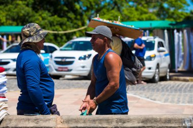 Recife, Pernambuco / Brazil 08 / 02 / 2018: Recife Antigo sokaklarında güneşli bir tatil, sokaklardaki nüfusla birlikte sömürge ve turistik bir şehirde açık hava faaliyetleri yapma fırsatını yakaladı
