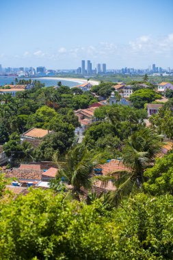 Brezilya 'nın eski Olinda kasabası. Arka planda Recife şehri, Atlantik Okyanusu ve parlak mavi gökyüzü ile birlikte.