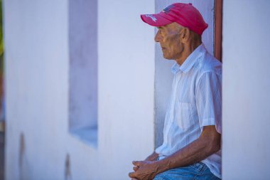 Olinda / Brazil: 09 / 02 / 2018: Brezilya 'nın Pernambuco kentindeki tarihi Olinda caddelerinde Brezilya bir Portekiz kolonisi iken kaldırım taşları ve binalarıyla renkli Brezilya sokak pazarı.