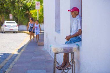Olinda / Brazil: 09 / 02 / 2018: Brezilya 'nın Pernambuco kentindeki tarihi Olinda caddelerinde Brezilya bir Portekiz kolonisi iken kaldırım taşları ve binalarıyla renkli Brezilya sokak pazarı. Çevredeki İnsanlar.