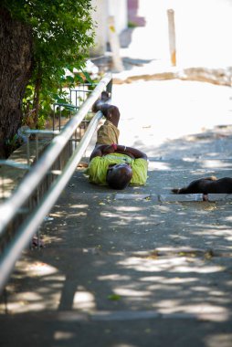 Recife, Pernambuco / Brazil 08 / 02 / 2018: Recife Antigo sokaklarında güneşli bir tatil, sokaklardaki nüfusla birlikte sömürge ve turistik bir şehirde açık hava faaliyetleri yapma fırsatını yakaladı