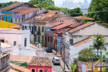 Olinda / Brazil: 09 / 02 / 2018: 15 Aralık 2013 'te Brezilya' nın Recife kenti yakınlarındaki Olinda caddelerindeki renkli ev cepheleri. Tarihi Olinda kasabası, dünya mirası olan UNESCO tarafından kabul ediliyor..