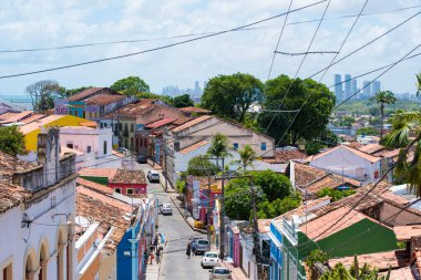 Olinda / Brazil: 09 / 02 / 2018: 15 Aralık 2013 'te Brezilya' nın Recife kenti yakınlarındaki Olinda caddelerindeki renkli ev cepheleri. Tarihi Olinda kasabası, dünya mirası olan UNESCO tarafından kabul ediliyor..
