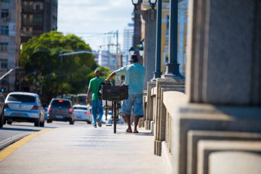 Recife, Pernambuco / Brazil 08 / 02 / 2018: Recife Antigo sokaklarında güneşli bir tatil, sokaklardaki nüfusla birlikte sömürge ve turistik bir şehirde açık hava faaliyetleri yapma fırsatını yakaladı