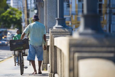 Recife, Pernambuco / Brazil 08 / 02 / 2018: Recife Antigo sokaklarında güneşli bir tatil, sokaklardaki nüfusla birlikte sömürge ve turistik bir şehirde açık hava faaliyetleri yapma fırsatını yakaladı