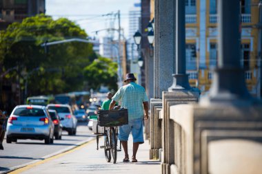 Recife, Pernambuco / Brazil 08 / 02 / 2018: Recife Antigo sokaklarında güneşli bir tatil, sokaklardaki nüfusla birlikte sömürge ve turistik bir şehirde açık hava faaliyetleri yapma fırsatını yakaladı