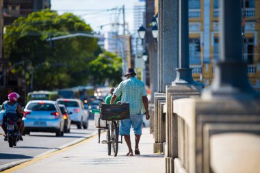 Recife, Pernambuco / Brazil 08 / 02 / 2018: Recife Antigo sokaklarında güneşli bir tatil, sokaklardaki nüfusla birlikte sömürge ve turistik bir şehirde açık hava faaliyetleri yapma fırsatını yakaladı