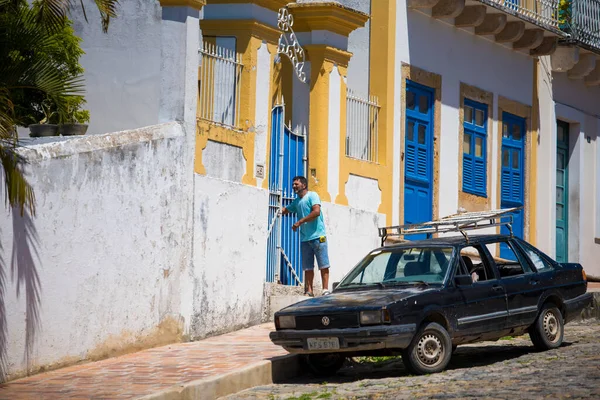 Olinda / Brazil: 09 / 02 / 2018: 15 Aralık 2013 'te Brezilya' nın Recife kenti yakınlarındaki Olinda caddelerindeki renkli ev cepheleri. Tarihi Olinda kasabası, dünya mirası olan UNESCO tarafından kabul ediliyor..