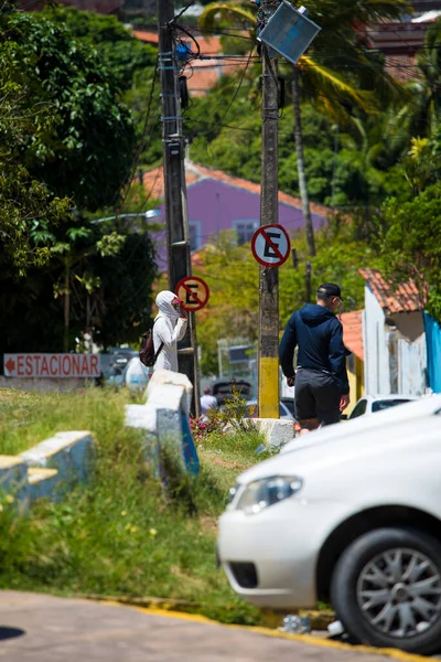 Recife, Pernambuco / Brazil 08 / 02 / 2018: Recife Antigo sokaklarında güneşli bir tatil, sokaklardaki nüfusla birlikte sömürge ve turistik bir şehirde açık hava faaliyetleri yapma fırsatını yakaladı
