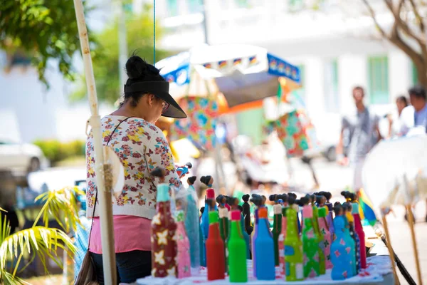 Olinda / Brazil: 09 / 02 / 2018: Brezilya 'nın Pernambuco kentindeki tarihi Olinda caddelerinde Brezilya bir Portekiz kolonisi iken kaldırım taşları ve binalarıyla renkli Brezilya sokak pazarı.