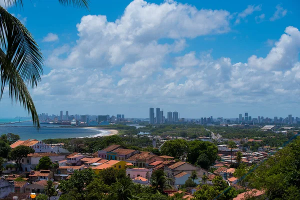 Brezilya 'nın eski Olinda kasabası. Arka planda Recife şehri, Atlantik Okyanusu ve parlak mavi gökyüzü ile birlikte.