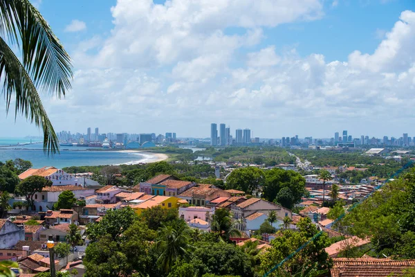 Brezilya 'nın eski Olinda kasabası. Arka planda Recife şehri, Atlantik Okyanusu ve parlak mavi gökyüzü ile birlikte.