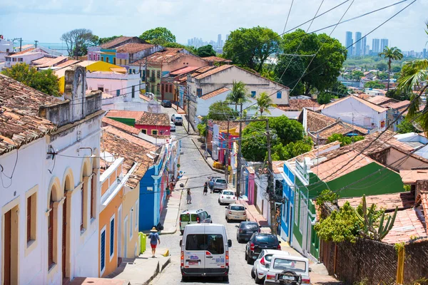 Olinda / Brazil: 09 / 02 / 2018: 15 Aralık 2013 'te Brezilya' nın Recife kenti yakınlarındaki Olinda caddelerindeki renkli ev cepheleri. Tarihi Olinda kasabası, dünya mirası olan UNESCO tarafından kabul ediliyor..