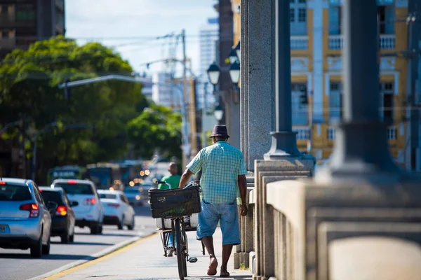 Recife, Pernambuco / Brazil 08 / 02 / 2018: Recife Antigo sokaklarında güneşli bir tatil, sokaklardaki nüfusla birlikte sömürge ve turistik bir şehirde açık hava faaliyetleri yapma fırsatını yakaladı.