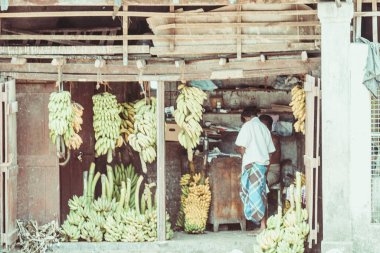 Sri Lanka, Colombo 09.03.2020. Colombo, Sri Lanka 'da geleneksel bir sokak pazarı. Güney Asya 'daki sokak pazarları her zaman insanlarla doludur. Kalabalık sokaklar, fakir ve basit hayatları olan insanlar.. .