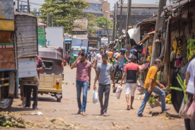 Sri Lanka, Colombo 09.03.2020. Colombo, Sri Lanka 'da geleneksel bir sokak pazarı. Güney Asya 'daki sokak pazarları her zaman insanlarla doludur. Kalabalık sokaklar, fakir ve basit hayatları olan insanlar.. .