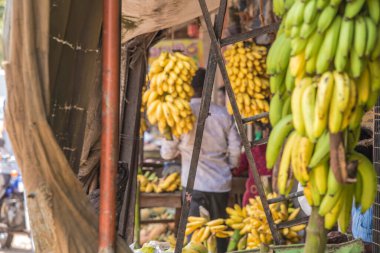 Sri Lanka, Colombo 09.03.2020. Colombo, Sri Lanka 'da geleneksel bir sokak pazarı. Güney Asya 'daki sokak pazarları her zaman insanlarla doludur. Kalabalık sokaklar, fakir ve basit hayatları olan insanlar.. .
