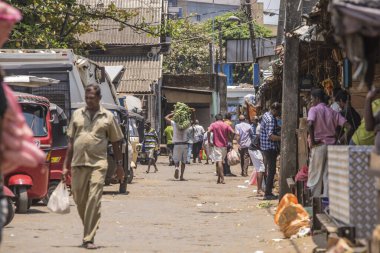 Sri Lanka, Colombo 09.03.2020. Colombo, Sri Lanka 'da geleneksel bir sokak pazarı. Güney Asya 'daki sokak pazarları her zaman insanlarla doludur. Kalabalık sokaklar, fakir ve basit hayatları olan insanlar.. .
