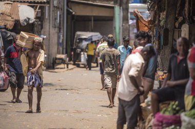 Sri Lanka, Colombo 09.03.2020. Colombo, Sri Lanka 'da geleneksel bir sokak pazarı. Güney Asya 'daki sokak pazarları her zaman insanlarla doludur. Kalabalık sokaklar, fakir ve basit hayatları olan insanlar.. .