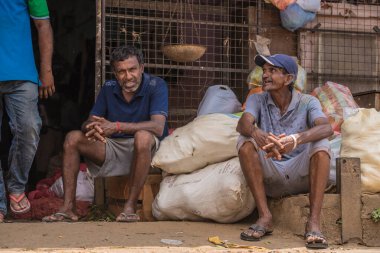 Sri Lanka, Colombo 09.03.2020. Colombo, Sri Lanka 'da geleneksel bir sokak pazarı. Güney Asya 'daki sokak pazarları her zaman insanlarla doludur. Kalabalık sokaklar, fakir ve basit hayatları olan insanlar.. .