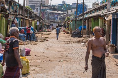 Sri Lanka, Colombo 09.03.2020. Colombo, Sri Lanka 'da geleneksel bir sokak pazarı. Güney Asya 'daki sokak pazarları her zaman insanlarla doludur. Kalabalık sokaklar, fakir ve basit hayatları olan insanlar.. .