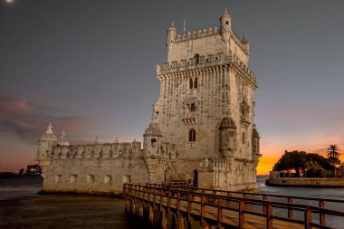 Portekiz, Lizbon 'daki tarihi Belem kulesinin manzarası. UNESCO 'nun dünya mirası ilan ettiği ve şehrin sembolü olarak turistler tarafından takdir edilen güçlendirilmiş bir kuledir.