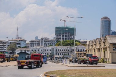 COLOMBO, SRI LANKA - Nisan 03, 2019: Pettah Market veya Manning Market yakınlarındaki cadde. Pettah Pazarı Colombo, Sri Lanka 'daki Pettah banliyösünde yer almaktadır.