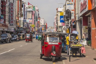 COLOMBO, SRI LANKA - Nisan 03, 2019: Pettah Market veya Manning Market yakınlarındaki cadde. Pettah Pazarı Colombo, Sri Lanka 'daki Pettah banliyösünde yer almaktadır.