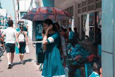 COLOMBO, SRI LANKA - Nisan 03, 2019: Pettah Market veya Manning Market yakınlarındaki cadde. Pettah Pazarı Colombo, Sri Lanka 'daki Pettah banliyösünde yer almaktadır.