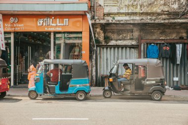 COLOMBO, SRI LANKA - Nisan 03, 2019: Pettah Market veya Manning Market yakınlarındaki cadde. Pettah Pazarı Colombo, Sri Lanka 'daki Pettah banliyösünde yer almaktadır.