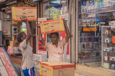 COLOMBO, SRI LANKA - Nisan 03, 2019: Pettah Market veya Manning Market yakınlarındaki cadde. Pettah Pazarı Colombo, Sri Lanka 'daki Pettah banliyösünde yer almaktadır.