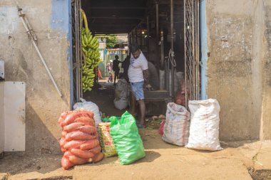 COLOMBO, SRI LANKA - Nisan 03, 2019: Pettah Market veya Manning Market yakınlarındaki cadde. Pettah Pazarı Colombo, Sri Lanka 'daki Pettah banliyösünde yer almaktadır.