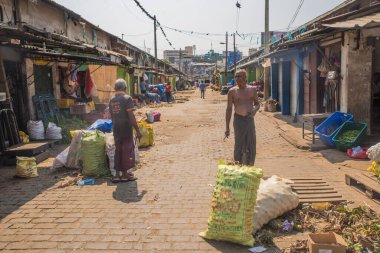 COLOMBO, SRI LANKA - Nisan 03, 2019: Pettah Market veya Manning Market yakınlarındaki cadde. Pettah Pazarı Colombo, Sri Lanka 'daki Pettah banliyösünde yer almaktadır.