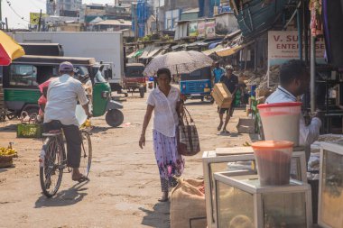 COLOMBO, SRI LANKA - Nisan 03, 2019: Pettah Market veya Manning Market yakınlarındaki cadde. Pettah Pazarı Colombo, Sri Lanka 'daki Pettah banliyösünde yer almaktadır.