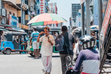 COLOMBO, SRI LANKA - Nisan 03, 2019: Pettah Market veya Manning Market yakınlarındaki cadde. Pettah Pazarı Colombo, Sri Lanka 'daki Pettah banliyösünde yer almaktadır.