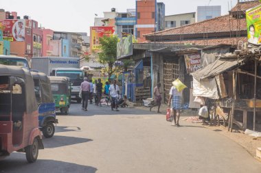 COLOMBO, SRI LANKA - Nisan 03, 2019: Pettah Market veya Manning Market yakınlarındaki cadde. Pettah Pazarı Colombo, Sri Lanka 'daki Pettah banliyösünde yer almaktadır.