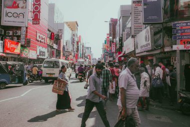 COLOMBO, SRI LANKA - Nisan 03, 2019: Pettah Market veya Manning Market yakınlarındaki cadde. Pettah Pazarı Colombo, Sri Lanka 'daki Pettah banliyösünde yer almaktadır.