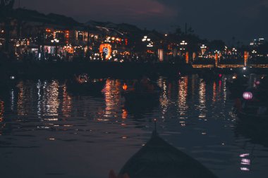 Hoi An, Vietnam - 09-04-2018: Yoğun cadde ve Vietnam 'ın Hoi An kentindeki kalabalık nehir manzarası, karışık kültür ve mimari alanlarıyla ünlüdür. Geleneksel renkli fenerler etrafa ışık saçıyor..