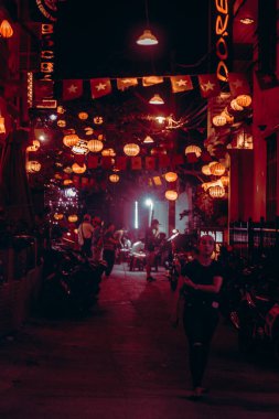 Hoi An, Vietnam - 09-04-2018: Yoğun cadde ve Vietnam 'ın Hoi An kentindeki kalabalık nehir manzarası, karışık kültür ve mimari alanlarıyla ünlüdür. Geleneksel renkli fenerler etrafa ışık saçıyor..