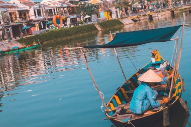 Hoi An, Vietnam - 09-04-2018: Yoğun cadde ve Vietnam 'ın Hoi An kentindeki kalabalık nehir manzarası, karışık kültür ve mimari alanlarıyla ünlüdür. Geleneksel renkli fenerler etrafa ışık saçıyor..