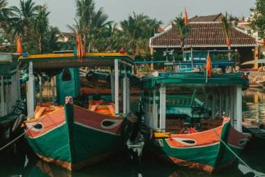Hoi An, Vietnam - 09-04-2018: Yoğun cadde ve Vietnam 'ın Hoi An kentindeki kalabalık nehir manzarası, karışık kültür ve mimari alanlarıyla ünlüdür. Geleneksel renkli fenerler etrafa ışık saçıyor..