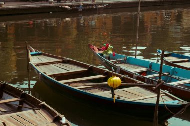 Hoi An, Vietnam - 09-04-2018: Yoğun cadde ve Vietnam 'ın Hoi An kentindeki kalabalık nehir manzarası, karışık kültür ve mimari alanlarıyla ünlüdür. Geleneksel renkli fenerler etrafa ışık saçıyor..