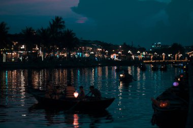 Hoi An, Vietnam - 09-04-2018: Yoğun cadde ve Vietnam 'ın Hoi An kentindeki kalabalık nehir manzarası, karışık kültür ve mimari alanlarıyla ünlüdür. Geleneksel renkli fenerler etrafa ışık saçıyor..