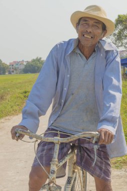 Phu Yen, Vietnam, 09-03-2018, Vietnam kırsalındaki çeltik tarlalarında işe giden çiftçiler. Vietnam 'da Mekong ve Kızıl Nehir deltalarında pirinç üretimi gıda tedariği açısından önemlidir.