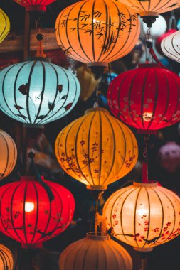 Hoi An, Vietnam - 09-04-2018: Yoğun cadde ve Vietnam 'ın Hoi An kentindeki kalabalık nehir manzarası, karışık kültür ve mimari alanlarıyla ünlüdür. Geleneksel renkli fenerler etrafa ışık saçıyor..