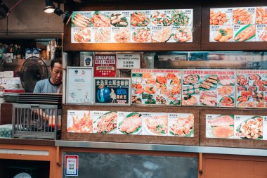 Singapur - 3 Mayıs 2019 - Singapur 'daki Çin Mahallesi, turistlerin birçok dükkan ve sokak yemeğini ziyaret ettikleri ünlü yer. Şehirde çok sayıda yemek tezgahı var. Bu yüzden Singapurlular dışarıda yemek yiyor.