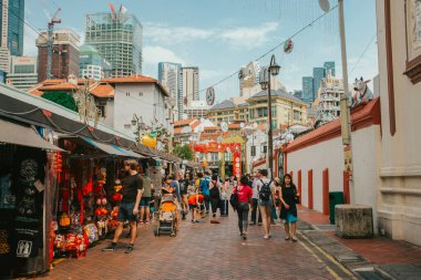 Singapur - 3 Mayıs 2019 - Singapur 'daki Çin Mahallesi, turistlerin birçok dükkan ve sokak yemeğini ziyaret ettikleri ünlü yer. Şehirde çok sayıda yemek tezgahı var. Bu yüzden Singapurlular dışarıda yemek yiyor.