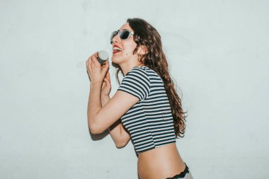 Yüksek moda göz kamaştırıcı, şık, güzel, esmer kadın modeli. Yazın kırmızı dudaklı, parlak renkli hippi yaz kumaşlı. Komik, büyüleyici, stil sahibi, seksi, gülen kız doğal poz veriyor..